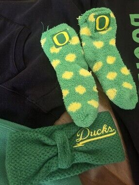 Womens Oregon Ducks Fuzzy Socks And Headband